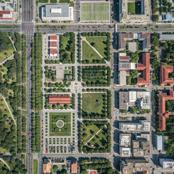План современного города с парками и зданиями, вид сверху. Генеративный искусственный интеллект - RomanZ
