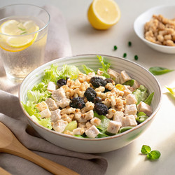Свежий салат с нежным нарезанным кубиками куриным мясом и лимоном. Генеративный искусственный интеллект - RomanZ