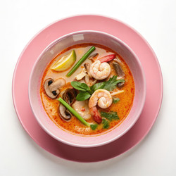 Вкусный суп Том Ям, поданный на розовой тарелке. Генеративный искусственный интеллект - RomanZ