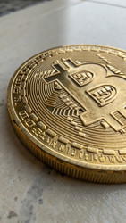 Высокодетализированное изображение биткоина на поверхности. Генеративный ИИ - RomanZ