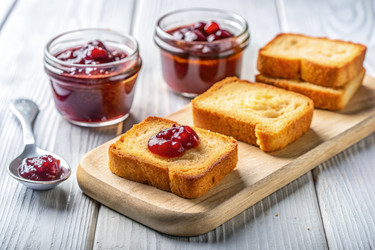 Мини-сухарики, подаваемые с джемом на белой кухонной доске. Генеративный искусственный интеллект - RomanZ