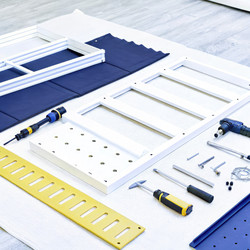 Набор для сборки мебели IKEA, разложенный на полу. Генеративный искусственный интеллект - RomanZ