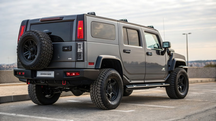 Hummer, демонстрирующий премиальные характеристики на городской парковке. Генеративный искусственный интеллект - RomanZ