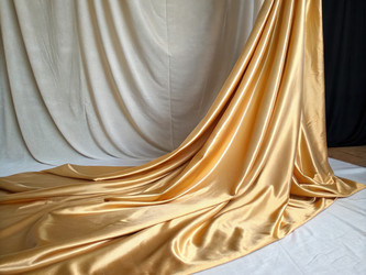 Струящийся золотистый атлас, драпированный на фоне стандартного размера. Генеративный ИИ - RomanZ