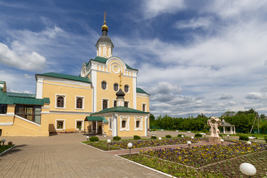 Троицкий собор в историческом центре Смоленска, на территории действующего Свято-Троицкого монастыря. Однокупольный храм без колонн, выполненный в стиле московского барокко - gumbao
