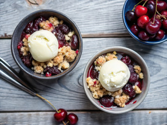 Вкуснейший вишнево-ягодный крамбл, подаваемый с нежным сливочным мороженым. Генеративный искусственный интеллект - RomanZ