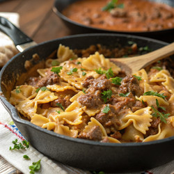 Паста-бантики с говядиной и сливочным соусом ранч, приготовленная на сковороде. Генеративный ИИ - RomanZ