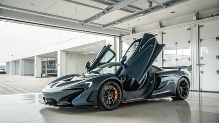 В помещении представлена новая цветовая гамма спортивного автомобиля McLaren. Генеративный искусственный интеллект - RomanZ