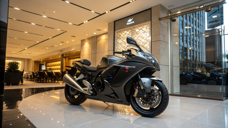 Мотоцикл Suzuki Hayabusa представлен в современном интерьере выставочного зала. Генеративный искусственный интеллект - RomanZ