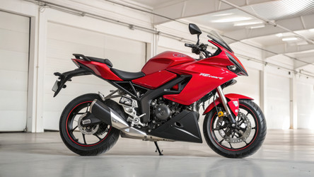 Мотоцикл Bajaj Pulsar RZ в эффектном красном цвете представлен в современном интерьере. Генеративный искусственный интеллект - RomanZ