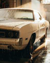 Мойка белого Dodge Charger на автомойке с пеной. Генеративный ИИ - RomanZ