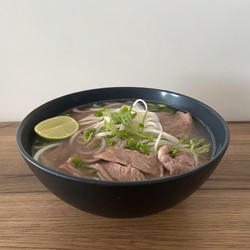 Вкуснейшая порция традиционного вьетнамского супа Фо со свежими добавками. Генеративный искусственный интеллект - RomanZ