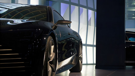 Роскошные концептуальные автомобили демонстрируют элегантный дизайн в современной галерее. Генеративный искусственный интеллект - RomanZ