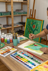 В мастерской художника талантливые руки создают яркие произведения искусства. Генеративный искусственный интеллект - RomanZ