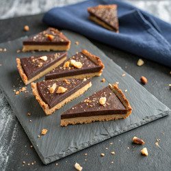 Вкусные кусочки тарталетки из темного шоколада на сланцевой тарелке. Генеративный искусственный интеллект - RomanZ