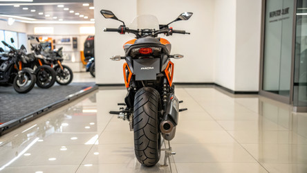 Мотоцикл KTM Duke, показанный в выставочном зале с задней стороны. Генеративный искусственный интеллект - RomanZ