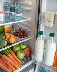 Свежие продукты и напитки аккуратно расставлены на полках холодильника. Генеративный искусственный интеллект - RomanZ