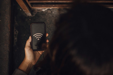 Телефон отображает значок Wi-Fi во время проверки подключения. Генеративный ИИ - RomanZ