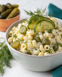 Сливочный салат из макарон с укропом и маринованными огурцами, с добавлением свежих ингредиентов. Генеративный искусственный интеллект - RomanZ