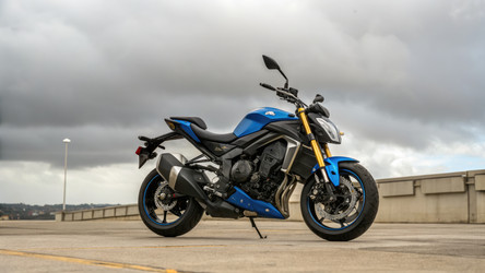 Стильный мотоцикл припаркован на городской крыше под облачным небом. Генеративный ИИ - RomanZ