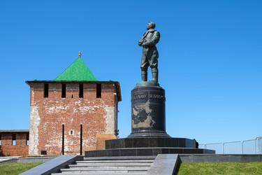 Бронзовый памятник летчику-испытателю Валерию Чкалову возле Георгиевской башни Нижегородского Кремля - OlgaGubskaya