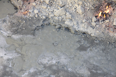 Карстовая воронка Дарваза с изумрудной водой в пустыне Каракум, Туркменистан, под ясным голубым небом - EOS_Canon