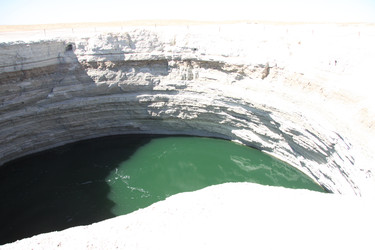 Карстовая воронка Дарваза с изумрудной водой в пустыне Каракум, Туркменистан, под ясным голубым небом - EOS_Canon