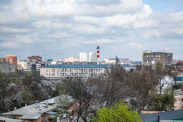 Городской пейзаж с красно-белой полосатой башней на фоне жилых зданий и безлистных деревьев - Kathleen77