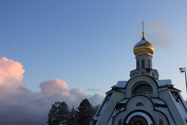 Золотой купол православного храма в снегу на фоне синего неба и нежно-розовых облаков в зимний день - Staisy