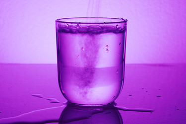Чистая минеральная вода без фтора, налитая в стакан, – концепция оздоровительной детоксикации и полезных напитков - Matroskin
