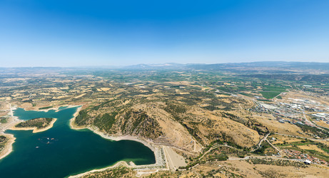 Бергама, Турция. Водохранилище плотины Кестел, наполненное водой, ирригационная система и сельскохозяйственные угодья, окруженные горной местностью в Анатолии, управление водными ресурсами. Вид с воздуха - NikitaMaykov