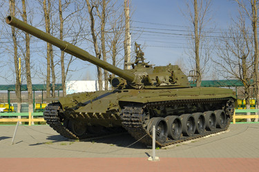 Танк Т 80 на выставке военной техники в одном из скверов. Россия Воронежская обл Апрель 04 2025 г - VitalySh