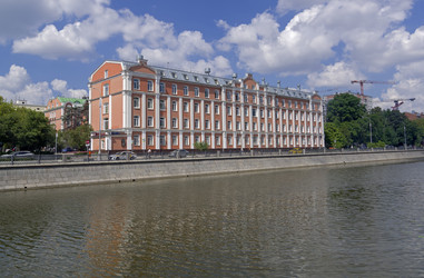 Старый производственный корпус (год постройки - 1908), превращенный в офисно-административное здание.Москва, Озерковская набережная, 50. Солнечный день в начале июля - Wombat