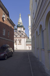 Храм Софии Премудрости Божией в Средних Садовниках. Москва, Софийская набережная, 32. Солнечный день в начале июля - Wombat