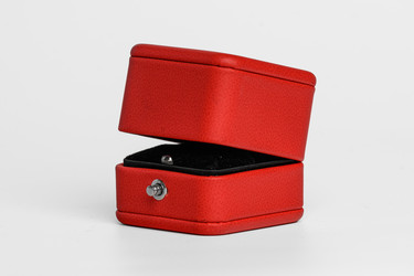 Красная квадратная шкатулка с имитацией кожи и металлической застежкой на белом фоне - JaroslavZubkoff