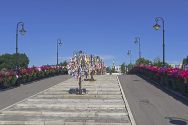 Лужков (Третьяковский) пешеходный мост через водоотводный канал с  "деревьями счастья" на нем. Вид с Кадашевской набережной. Москва, Россия. Солнечный день в начале июля - Wombat