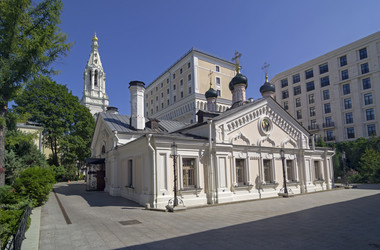 Храм Софии Премудрости Божией в Средних Садовниках. Москва, Софийская набережная, 32. Солнечный день в начале июля - Wombat