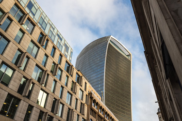 Вид снизу на культовое здание Walkie Talkie по адресу Фенчерч-стрит, 20, в финансовом районе лондонского Сити, Великобритания - Tartezy