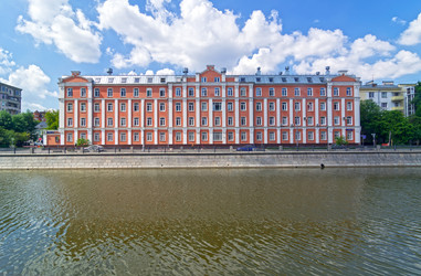 Старый производственный корпус (год постройки - 1908), превращенный в офисно-административное здание.Москва, Озерковская набережная, 50. Солнечный день в начале июля - Wombat