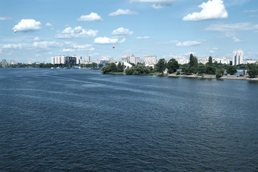 Левобережная часть города, водная поверхность водохранилища. Вид с моста в ясны полдень. Россия Воронеж Июль 07 2026 г - VitalySh