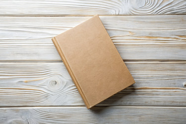 Книга из крафт-бумаги, лежащая ровно на деревенской деревянной поверхности. Генеративный искусственный интеллект - RomanZ