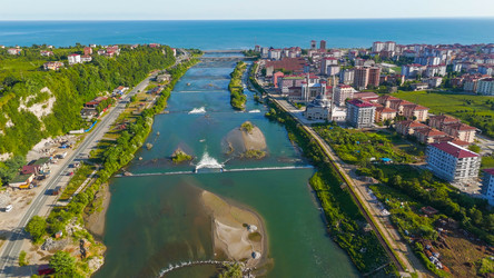 Ардешен, Турция. Место впадения реки в Черное море. Долина реки Фиртина. Солнечный вечер, вид сверху - NikitaMaykov