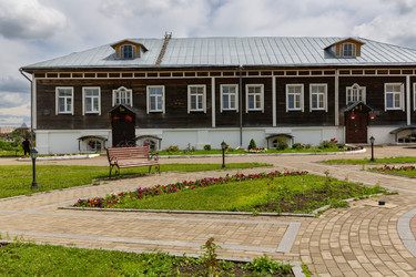 Старинное деревянное здание в историческом центре Смоленска в солнечный летний день. Один из старейших городов России - gumbao