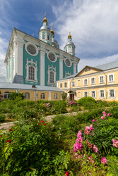 Собор Успения Пресвятой Богородицы — православный храм в Смоленске, кафедральный собор Смоленской митрополии Русской Православной Церкви. Он расположен в центре города на Соборной горе - gumbao