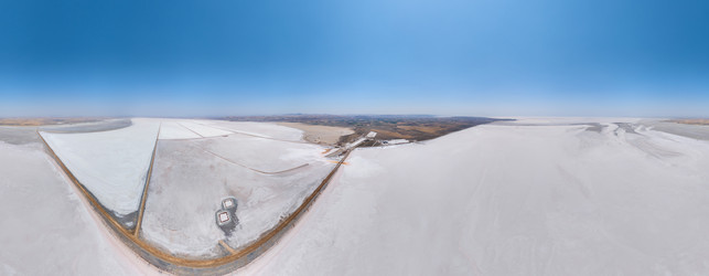 Аксарай, Турция. Цилиндрическая панорама 360°, обширная соляная равнина Туз-Голу с соляными отвалами, промышленным объектом и сельскохозяйственными угодьями на горизонте при резком полуденном свете, поздним летом. Панорама 360°. Вид с воздуха - NikitaMaykov