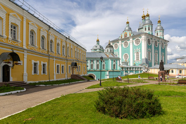 Строительство Успенского собора в Смоленске, Россия. Православный храм - gumbao