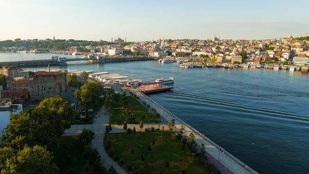 Стамбул, Турция. Золотой Рог с Галатским мостом, прибрежным парком Каракей и панорамой района Фатих в лучах утреннего солнца. Вид сверху - NikitaMaykov