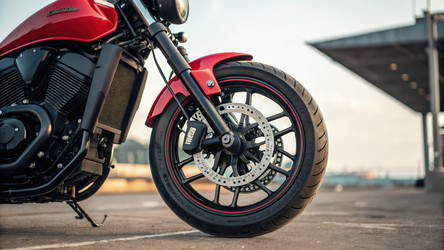 Красный мотоцикл Kawasaki Vulcan S, запечатленный при ярком дневном свете. Генеративный искусственный интеллект - RomanZ