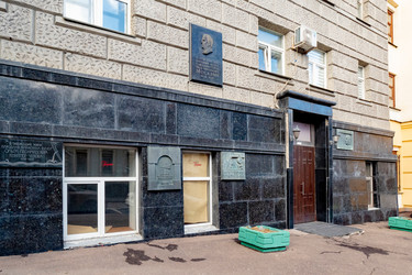 Дом актеров МХАТ. Глинищевский пер., 5/7, Москва. Фрагмент фасада.Барельефы - IgorRozhkov
