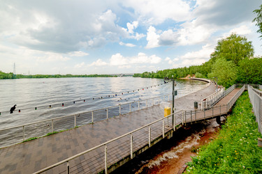 Парк на набережной канала имени Москвы микрорайоне Водники. Долгопрудный - IgorRozhkov